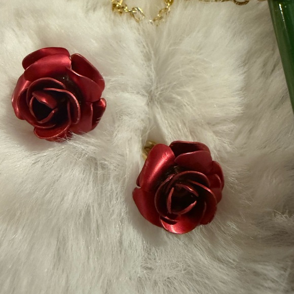 Vintage- Gold Chain Necklace with Red Rose Pendant - Picture 10 of 10